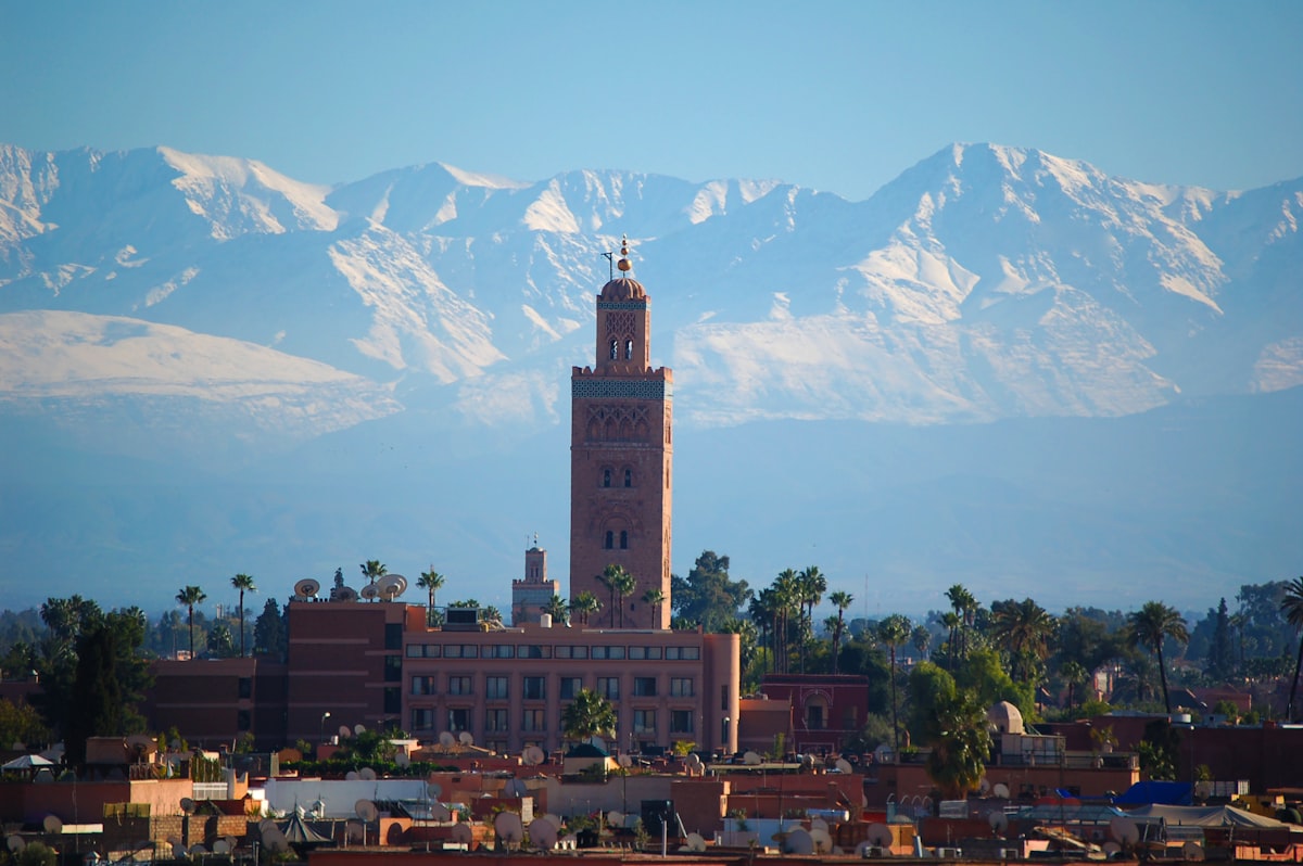 Marrakech, Maroc — Koutoubia et Atlas